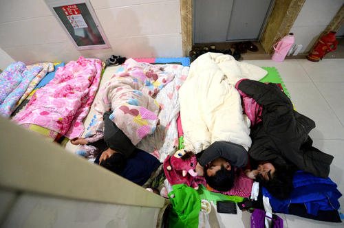 醫(yī)院打地鋪會(huì)傷害健康，有了共享陪護(hù)床就不用再打地鋪了！