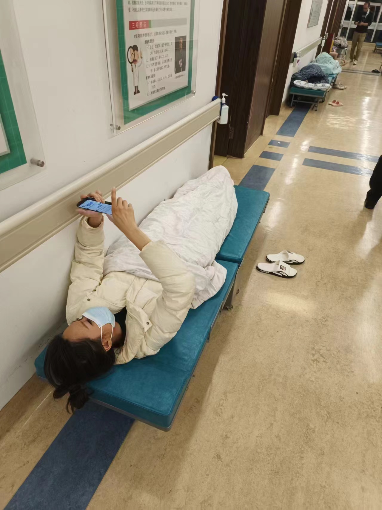 醫(yī)院陪護床"告急",陪護家屬面臨無處可睡的困境